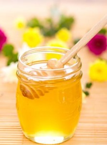 Honig besitzt antibakterielle Eigenschaften und kann eine gute Wirkung bei Lippenherpes erzielen. gefunden auf: https://www.herpes-lindern.de/faq.html
